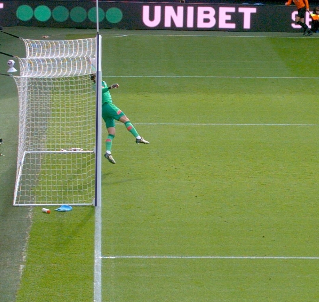 神来袭！伯恩茅斯门将内托单掌扑出直接任意球 球已过线23